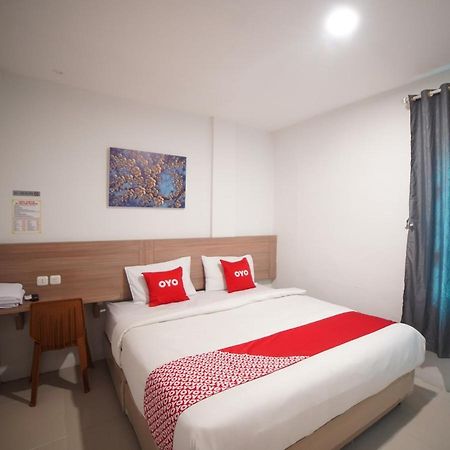 Oyo 90830 Multatuli Guest House Medan Exteriör bild