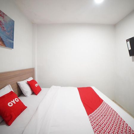 Oyo 90830 Multatuli Guest House Medan Exteriör bild