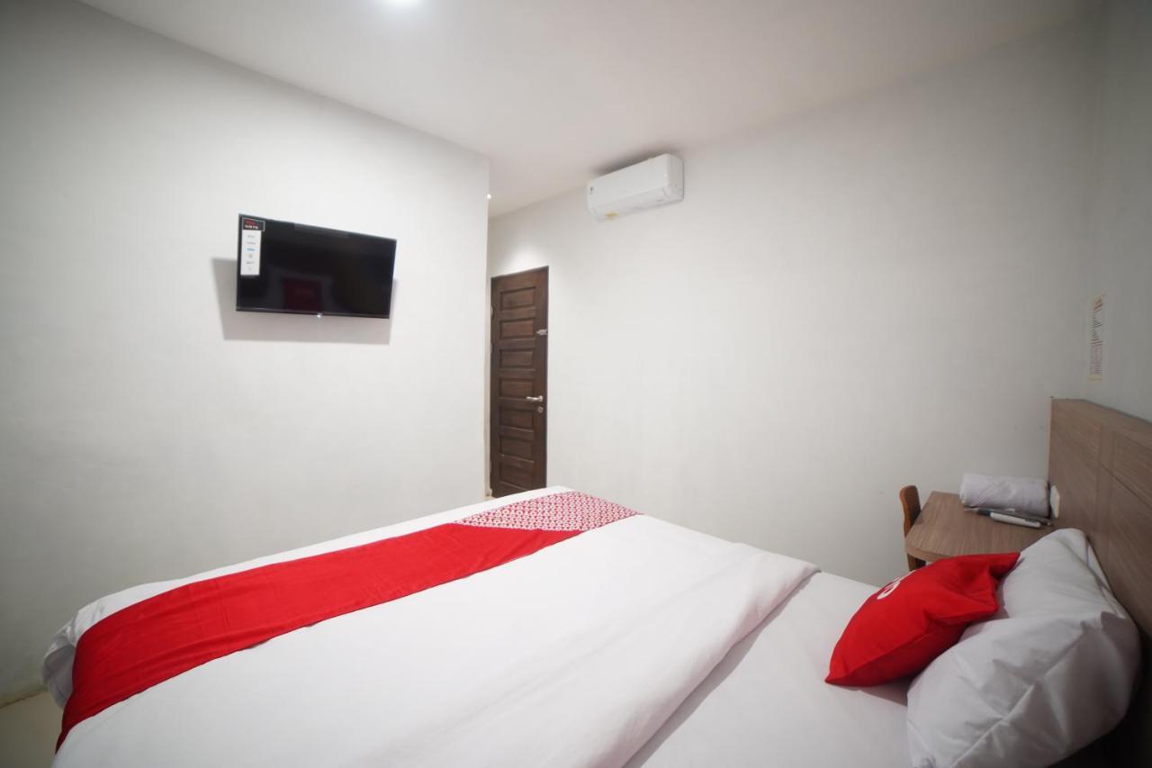 Oyo 90830 Multatuli Guest House Medan Exteriör bild